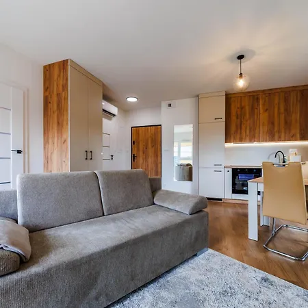 Aurora Premium Apartment- Centre, Ac, Free Parking By Staynest